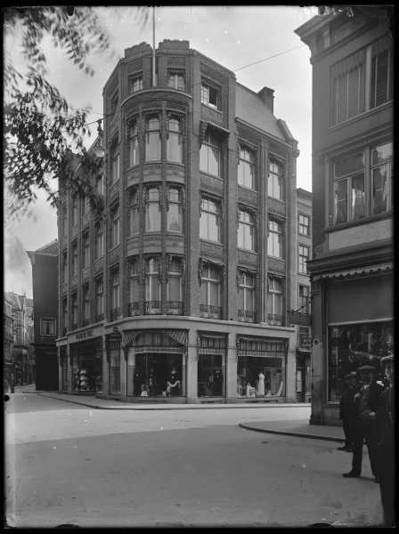 Afbeelding uit: circa 1925. De situatie tot 1931; in dat jaar kreeg de winkelpui een andere indeling.
Bron afbeelding: Stadsarchief.