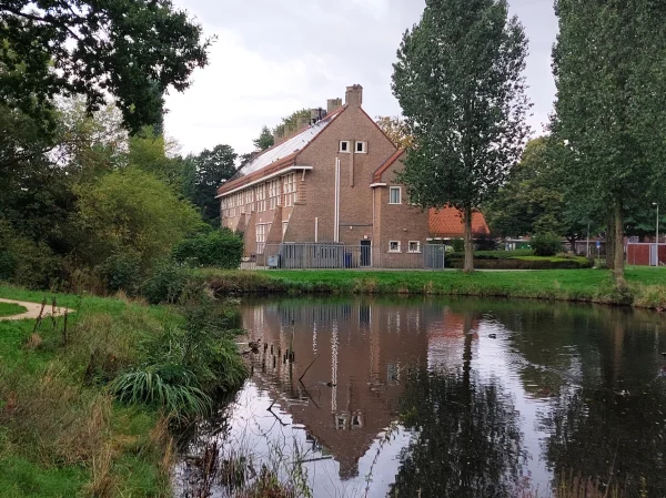 Afbeelding uit: september 2026. Zij- en achterkant.
