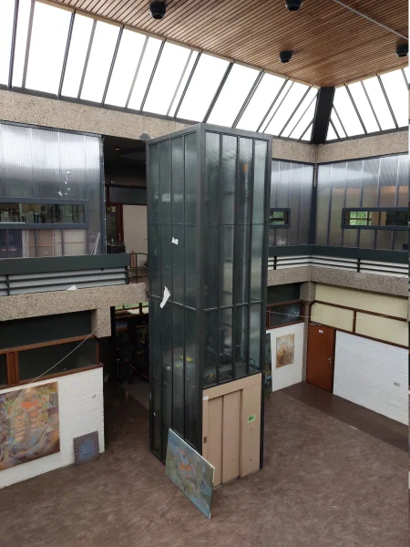 Afbeelding uit: september 2026. De in 1986 toegevoegde lift. De schacht is ook door Van Stigt ontworpen.