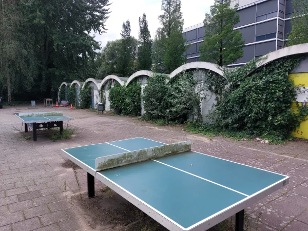 Afbeelding uit: september 2026. Rechts met de boogdaken de fietsenstallingen.