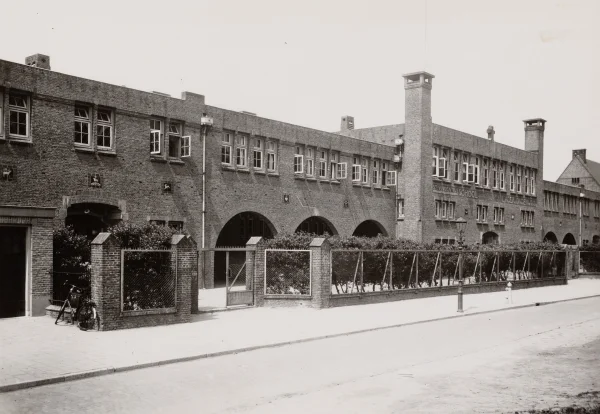Afbeelding uit: juni 1940. De (afgebroken) Sint Vincentiusschool voor uitgebreid lager onderwijs, aan de Buiksloterweg.
Bron afbeelding: Stadsarchief.