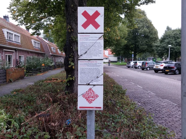 Afbeelding uit: september 2026. Bordje van I Amsterdam aan de Meteorensingel.
