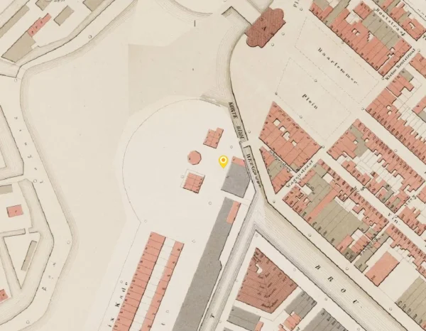 Afbeelding uit: circa 1876. De situatie rond 1876, voor het afgraven van het bolwerk Sloterdijk. De gele pin geeft de plek van de huidige brug aan.