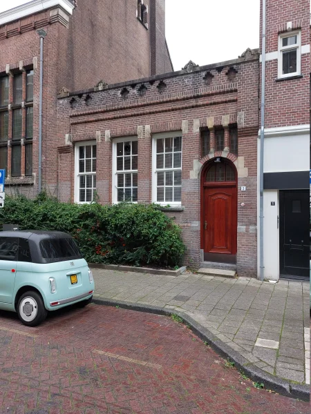 Afbeelding uit: september 2026. De sacristie anno 2026. Nu in gebruik als vergaderlokaal.