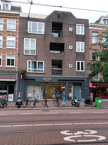 Afbeelding uit: september 2026. Filiaal Amro-bank Kinkerstraat (1972).