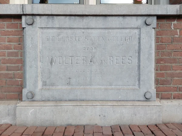 Afbeelding uit: oktober 2026. De eerste steen gelegd / door / Woltera van Rees / oud 5 jaar / 11 juni 1889.