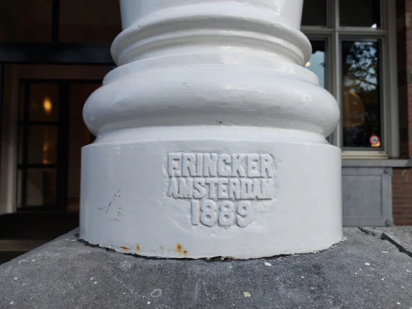 Afbeelding uit: oktober 2026. De gietijzeren zuilen bij de hoofdingang werden geleverd door ijzergieterij F. Rincker. Die was gevestigd aan de Stadhouderskade bij het Vondelpark.
