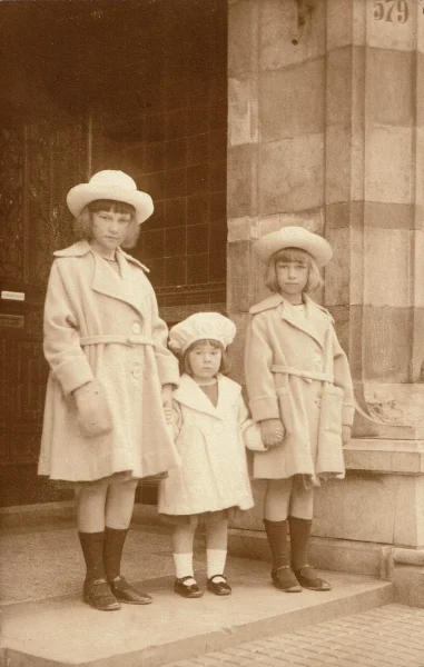 Afbeelding uit: circa 1920. De drie kinderen De Balbian Verster poseren in het portiek. V.l.n.r. Nan (geb. 1910), Flor (1917) en Kitty (1912). Bron: archief Nico van Kreuningen.