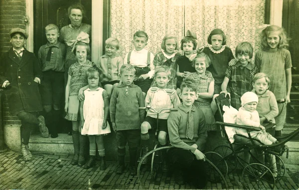Afbeelding uit: circa 1925. Buurtkinderen voor (vermoedelijk) nummer 17 of nummer 23. Bron: archief Nico van Kreuningen.