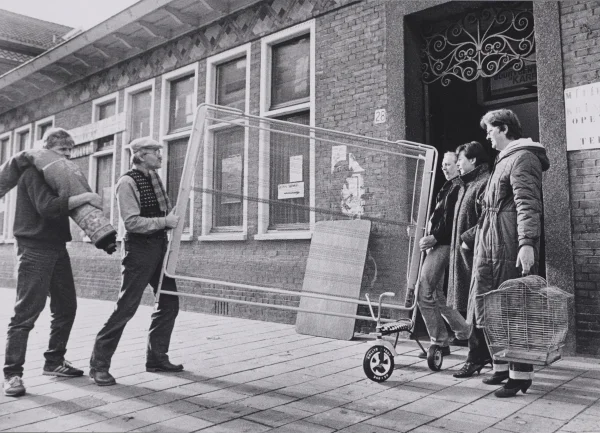 Afbeelding uit: januari 1986. Vrijwilligers van de Milieubrigade brengen spullen naar de kringloopwinkel.
Bron afbeelding: Stadsarchief.