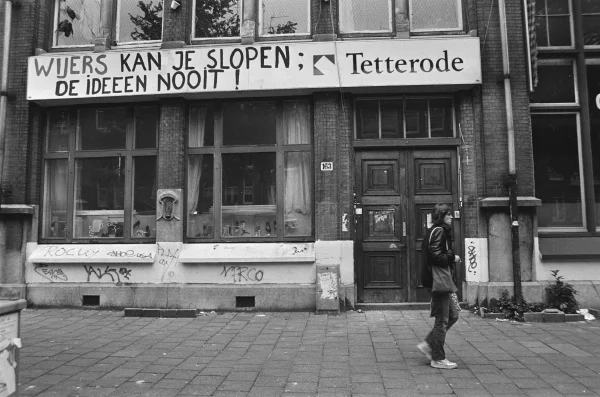 Afbeelding uit: oktober 1984. Als "Rode Tetter". Wijers was een ander kraakpand, op de Nieuwezijds Voorburgwal.