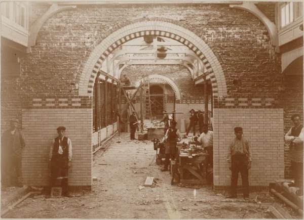 Afbeelding uit: oktober 1910. De nieuwe vogelgalerij in aanbouw.
Bron afbeelding: Stadsarchief.