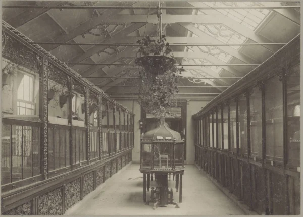 Afbeelding uit: circa 1909. De oude vogelgalerij had ook een afdeling voor planten en reptielen. Hier enige tijd voor de sloop in 1910.
Bron afbeelding: Stadsarchief.