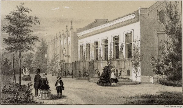 Afbeelding uit: circa 1855. De oorspronkelijke vogelgalerij, met erachter het plantenhuis, beide ontworpen door Van Lunteren. Daarachter was nog een vleugel à la de vogelgalerij. Steendrukprent vervaardigd door E. Spanier.
Bron afbeelding: Stadsarchief.