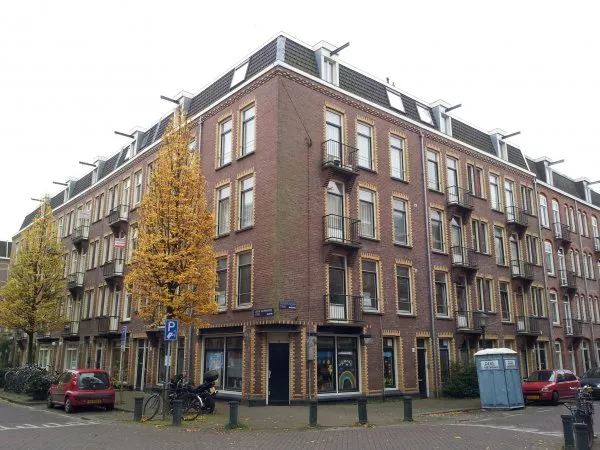 Afbeelding uit: november 2011. Rechts de Van Hogendorpstraat.