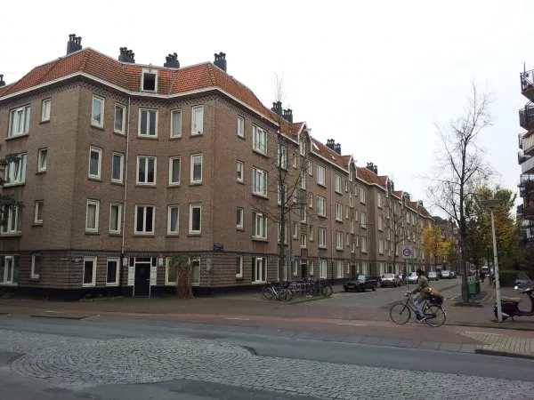 Afbeelding uit: november 2011. Van Hogendorpstraat, links de Van Hallstraat.