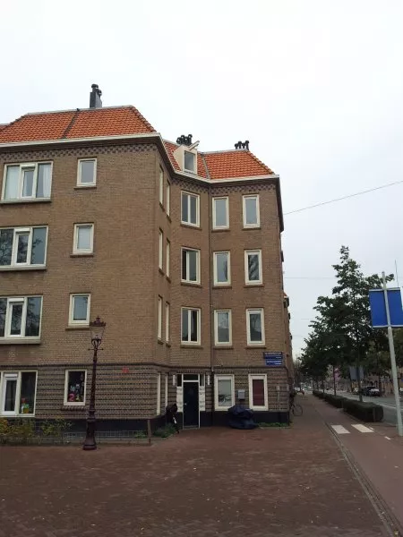 Afbeelding uit: november 2011. Hoek Van Beuningenplein - Van Hallstraat. Typerend voor het blok zijn de ingesneden hoeken. Die maken een bruikbaardere woningplattegrond mogelijk dan een klassieke rechte hoek.