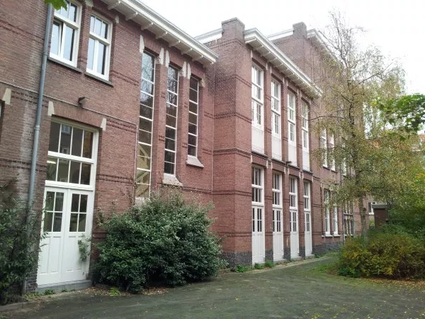 Afbeelding uit: november 2011. Op de achtergrond Van Hallstraat 52-54, het voormalige schippersinternaat.