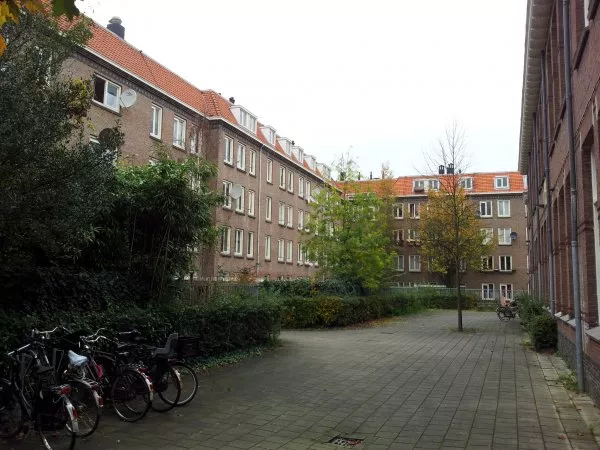 Afbeelding uit: november 2011. Het binnenterrein, met links de achterzijde van De Kempenaerstraat 1-9.
