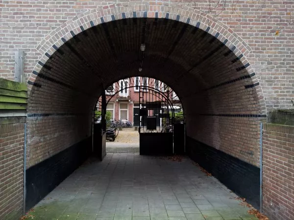 Afbeelding uit: november 2011. De poort naar de De Kempenaerstraat.