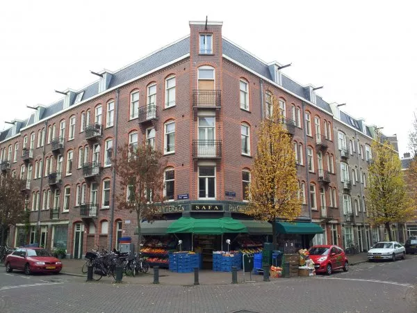 Afbeelding uit: november 2011. Hoek Van Hogendorpstraat, met een oude winkelpui van de kruideniersketen De Gruyter.