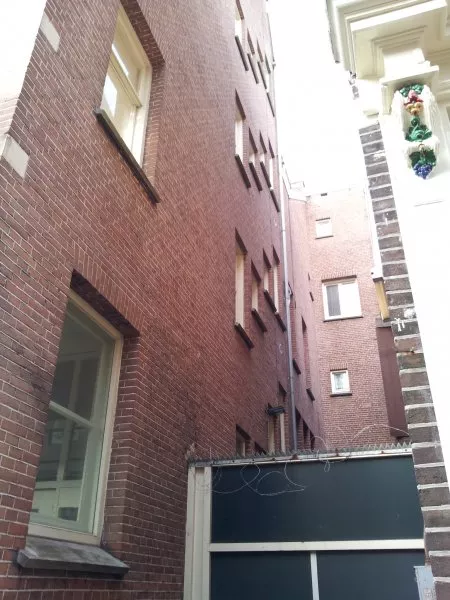 Afbeelding uit: november 2011. Zijkant. De verspringende ramen horen bij een trappenhuis.