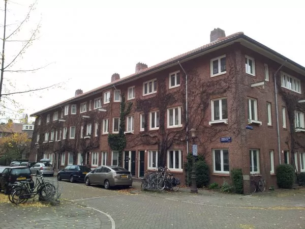 Afbeelding uit: november 2011. Cornelis van der Lindenstraat, rechts de Gerard Terborgstraat.