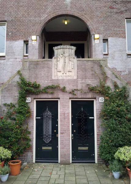 Afbeelding uit: november 2011. Cornelis van der Lindenstraat. De gevelsteen herinnert aan Harke Keegstra, de oprichter van woningbouwvereniging Samenwerking.