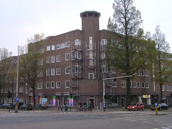 Afbeelding uit: november 2011. Roelof Hartstraat, links de Hobbemakade. Met een torentje dat Van Epen ook in andere complexen heeft toegepast.