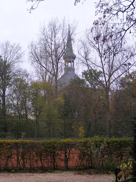 Afbeelding uit: november 2011. Vanuit het park is het achthoekige torentje met enige moeite zichtbaar.