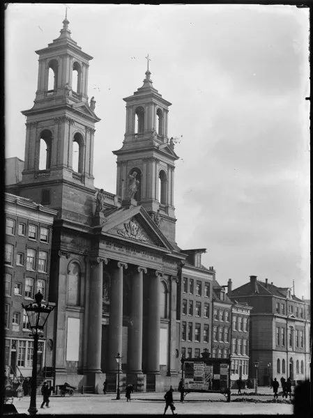 Afbeelding uit: 1891. Rechts van de kerk staan nog allerlei gebouwen; die werden na de oorlog gesloopt voor de aanleg van het Mr. Visserplein.