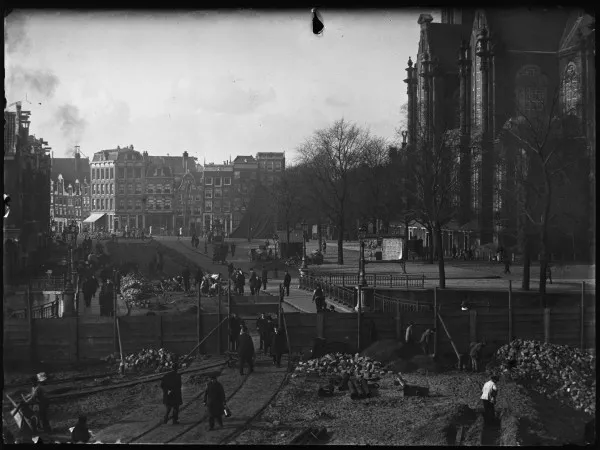 Afbeelding uit: 1896. De bouw van de voorganger van de huidige brug. Rechts de Westerkerk, op de achtergrond gevels langs de Prinsengracht.