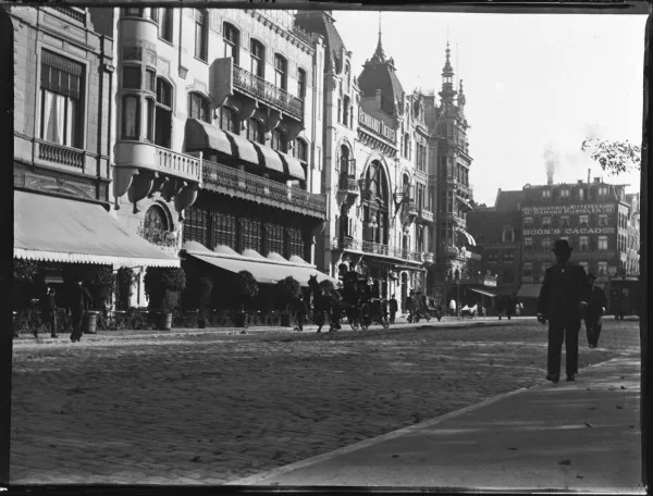 Afbeelding uit: september 1902. Links in het midden De Kroon, rechts daarvan het Rembrandttheater (gesloopt).