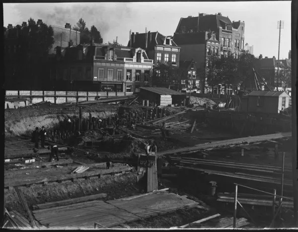 Afbeelding uit: 1903. Foto gemaakt tijdens de bouw van de brug. Op de achtergrond huizen aan de Weesperzijde.