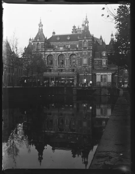 Afbeelding uit: 1902. Waar nu het Kleine-Gartmanplantsoen is, was destijds nog een ongedempt stuk Lijnbaansgracht.