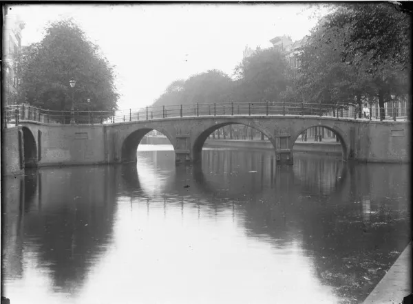 Afbeelding uit: 1891. Olie fotografeerde de voorganger van de huidige brug.