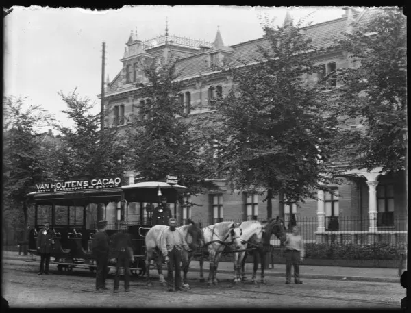 Afbeelding uit: circa 1893. Op de voorgrond een paardentram.