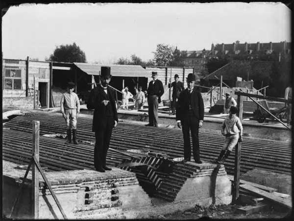 Afbeelding uit: 1891. Foto gemaakt tijdens de bouw van de kerk. De man met hoge hoed is architect Vixseboxse. De jongens links en rechts zijn zoons van Olie.