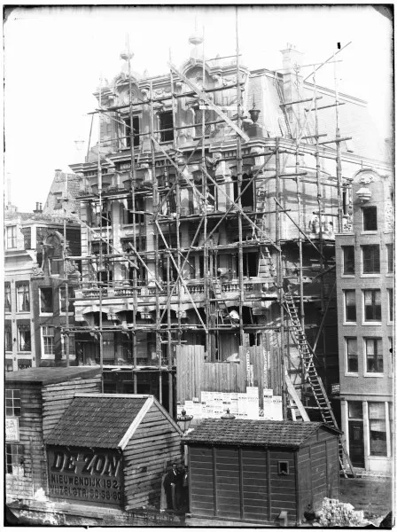 Afbeelding uit: 1893. Tijdens de bouw. Het balkon en de decoraties bovenop de gevel zijn later verdwenen.