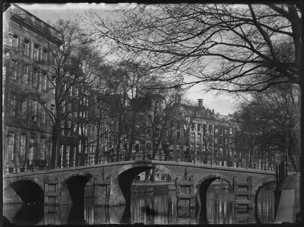 Afbeelding uit: 1894. Een voorganger van de brug van Kramer. Duidelijk niet berekend op de verkeersdrukte van de 20e eeuw.