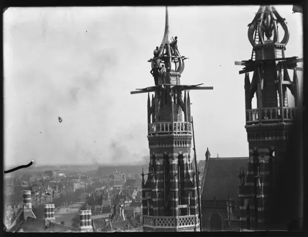 Afbeelding uit: 1897. Foto gemaakt nog tijdens de bouw. Let op de mannen in de linker toren.
