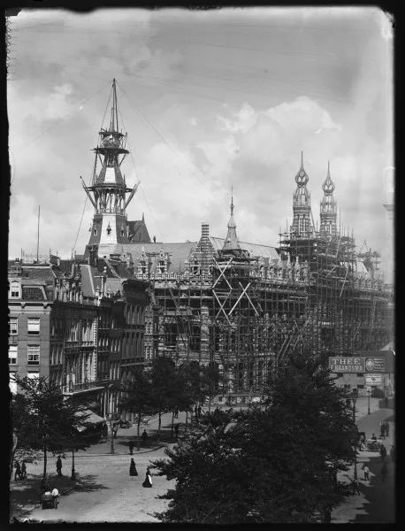 Afbeelding uit: 1897. Het gebouw is hier nog in aanbouw.