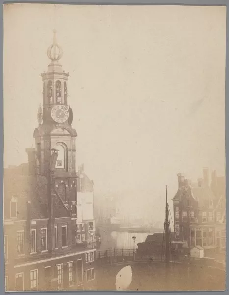 Afbeelding uit: 1863. Foto uit 1863, voordat het oude wachthuis werd gesloopt. Van een Muntplein is nog geen sprake.