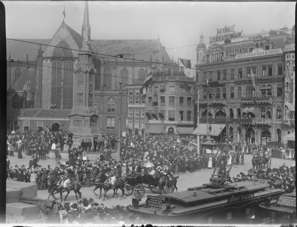 Afbeelding uit: 1904. Het gebouw was in 1904 nog niet wit gepleisterd.

In de koets zitten koningin Wilhelmina en prins Hendrik.