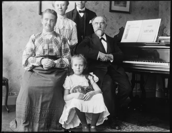 Afbeelding uit: 1904. Op nummer 627 woonde in 1904 muziekonderwijzer W.J. Corver, die hier poseert met zijn gezin.