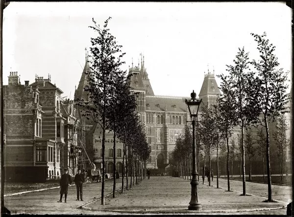 Afbeelding uit: 1897. Het pand (links) is net opgeleverd.