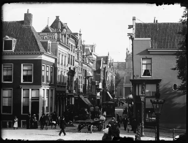 Afbeelding uit: 1898. Foto uit 1898, vóór het pand van Van Gendt werd gebouwd.