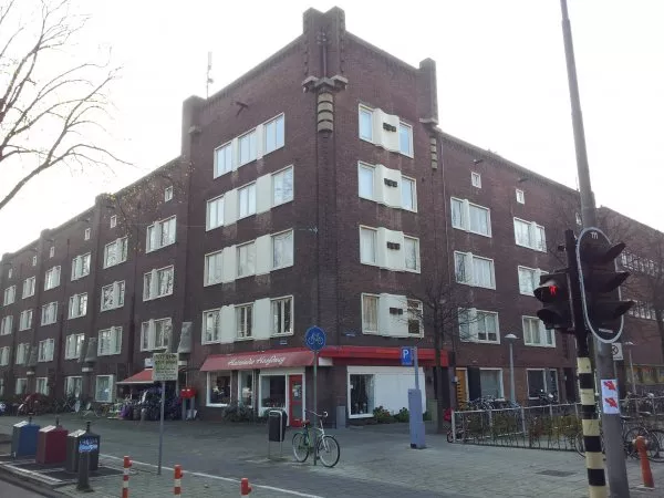 Afbeelding uit: november 2011. Hoek Corantijnstraat (rechts).