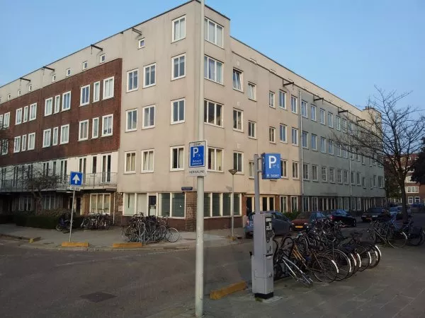 Afbeelding uit: november 2011. Van der Mey ontwierp ook de rij woningen in de Marco Polostraat, links. Bij de renovatie daarvan zijn de oorspronkelijke balkons vervangen. Wel is een deel van de bakstenen gevel nog zichtbaar.