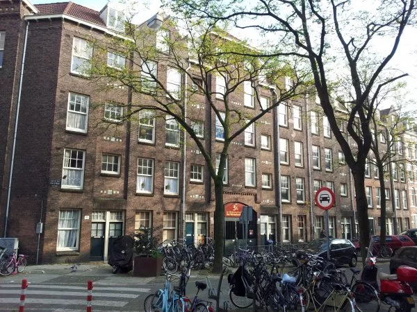 Afbeelding uit: november 2011. Jan Pieter Heijestraat. Op nummer 45 is de poort naar de school op het binnenterrein.
